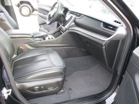 Certified 2023 Jeep Grand Cherokee Limited w/ Black Appearance Package image 16