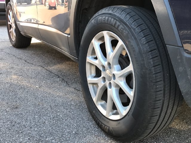 Used 2015 Jeep Cherokee Latitude w/ Cold Weather Group AWD/4WD image 8