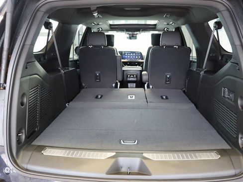 New 2025 Chevrolet Suburban Premier image 39