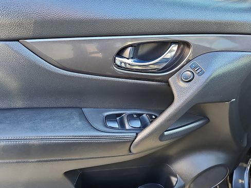 Used 2020 Nissan Rogue SV image 12