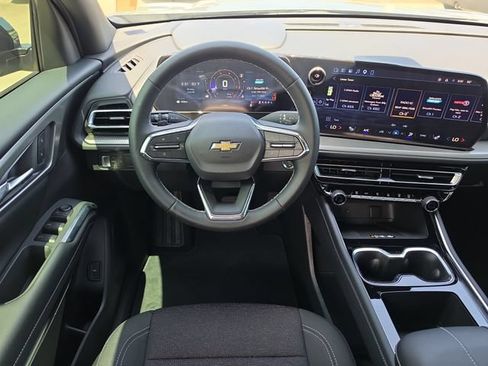 Used 2026 Chevrolet Traverse LT w/ Driver Confidence Package FWD image 9