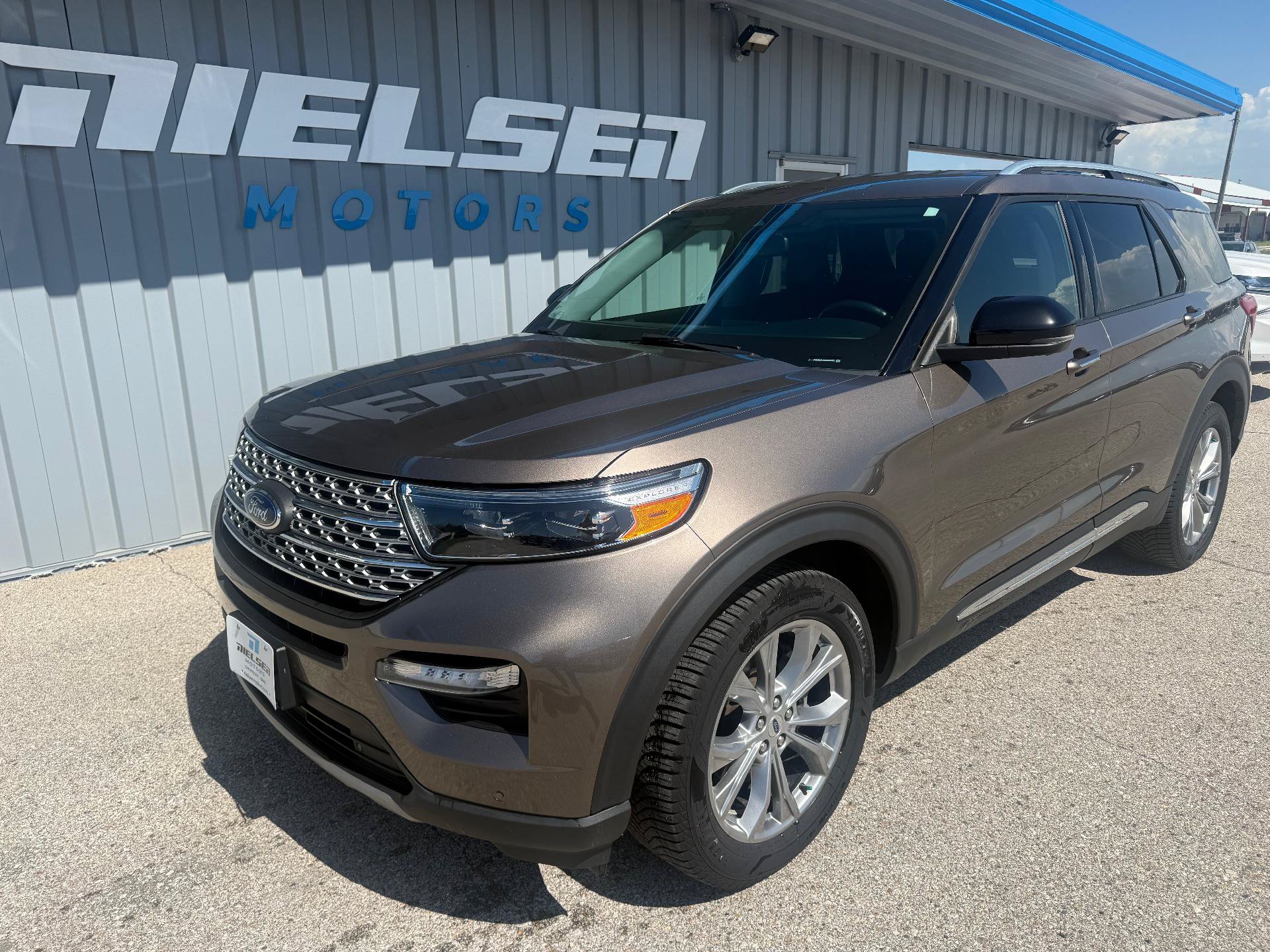 Used 2021 Ford Explorer Limited w/ Equipment Group 301A AWD/4WD image 2
