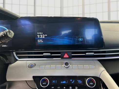 Used 2024 Hyundai Elantra Limited image 13