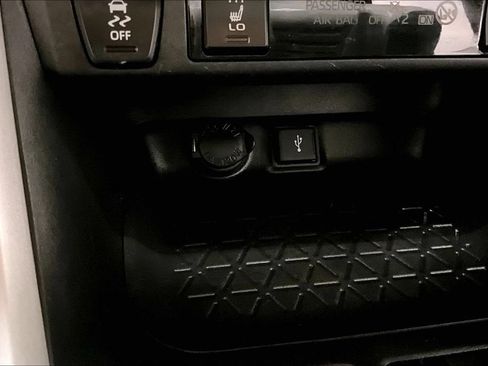 Used 2021 Toyota RAV4 XLE w/ Convenience Package AWD/4WD image 16