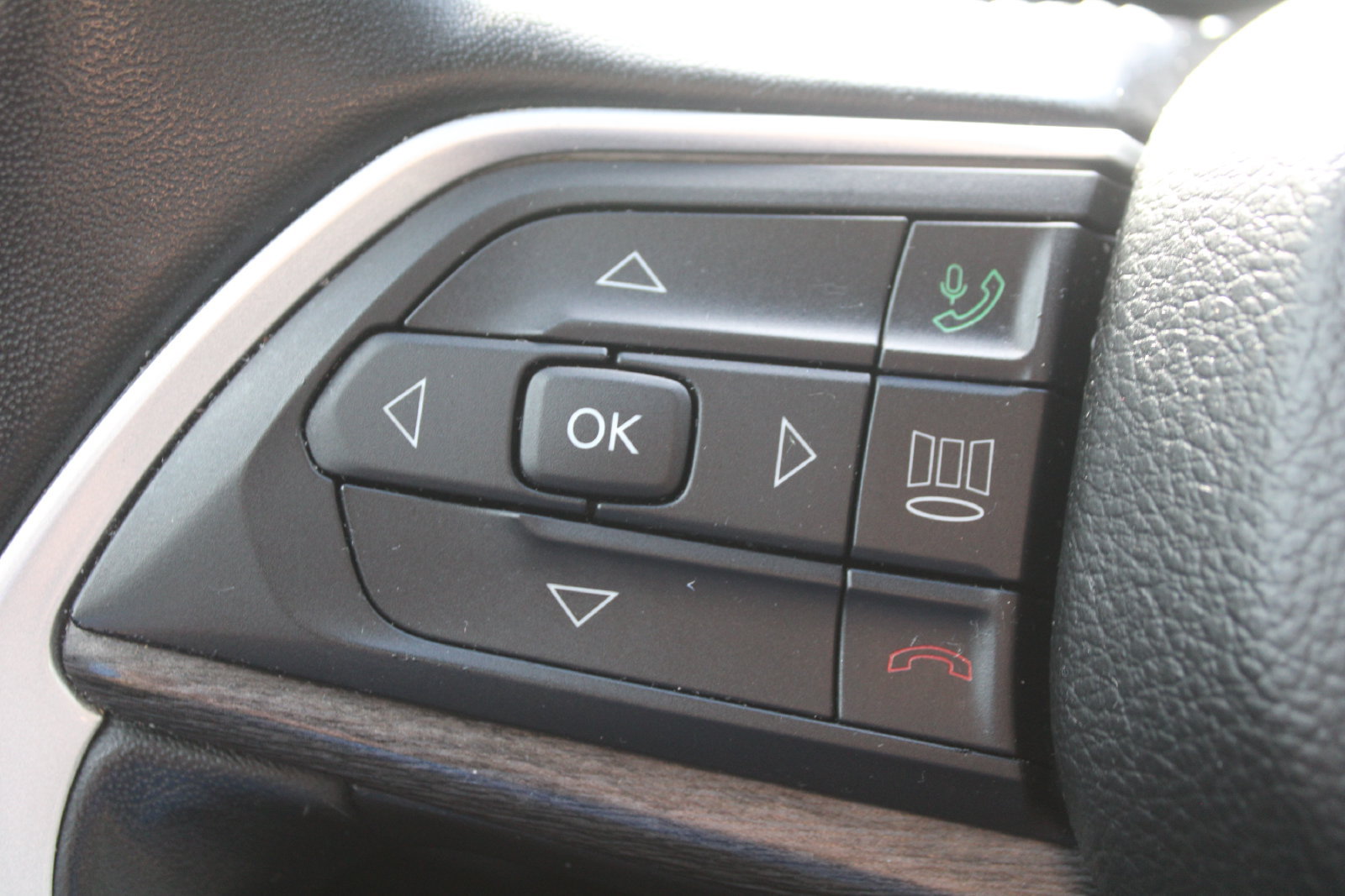 Used 2022 Jeep Grand Cherokee L Limited RWD image 29