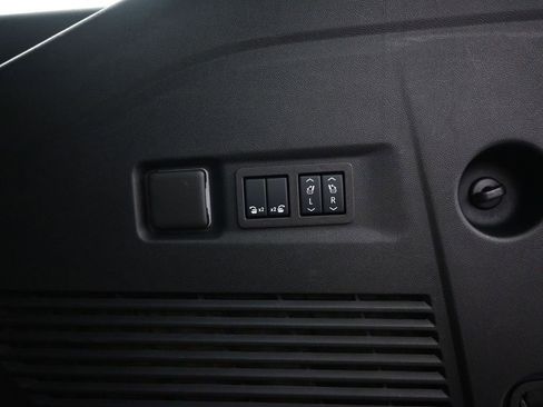 Used 2025 GMC Yukon XL Denali image 49