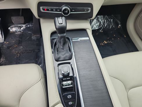 Used 2020 Volvo XC90 T5 Momentum image 16