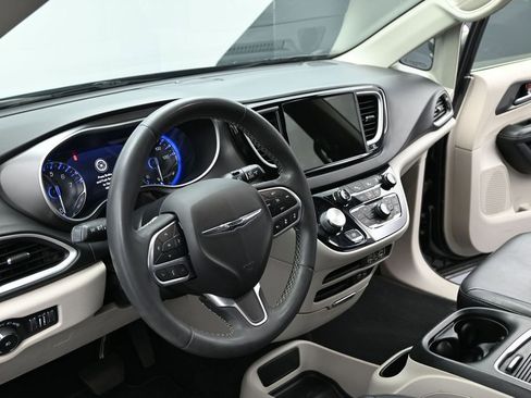 Used 2022 Chrysler Pacifica Touring-L FWD image 14