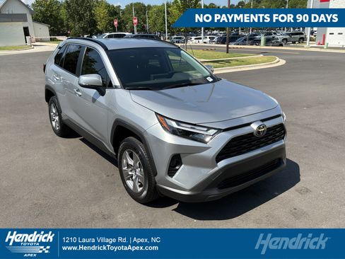 Used 2025 Toyota RAV4 XLE AWD/4WD image 1