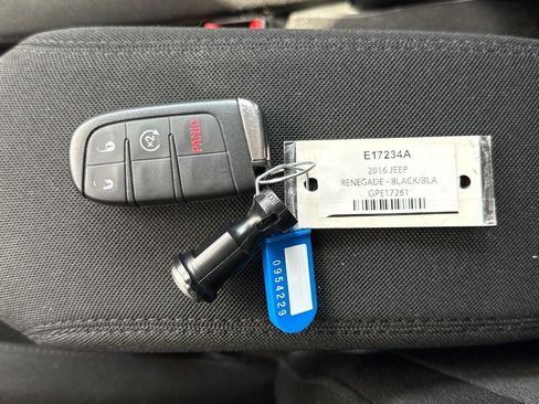 Used 2016 Jeep Renegade Latitude FWD image 4