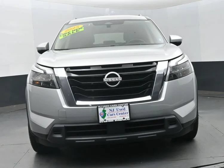 Used 2025 Nissan Pathfinder SV AWD/4WD image 3