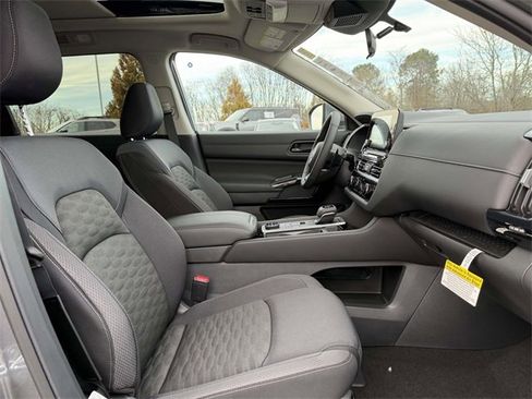 New 2025 Nissan Pathfinder SV w/ SV Premium Package image 10