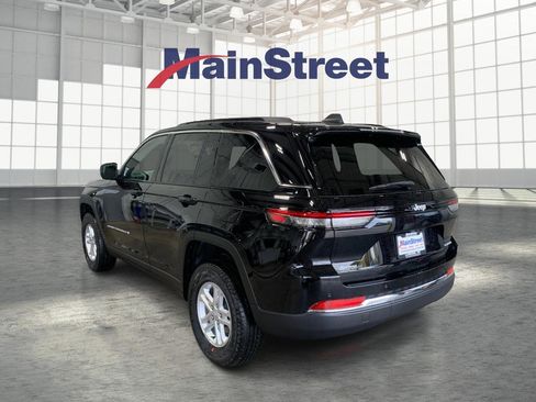 Used 2025 Jeep Grand Cherokee Laredo image 3