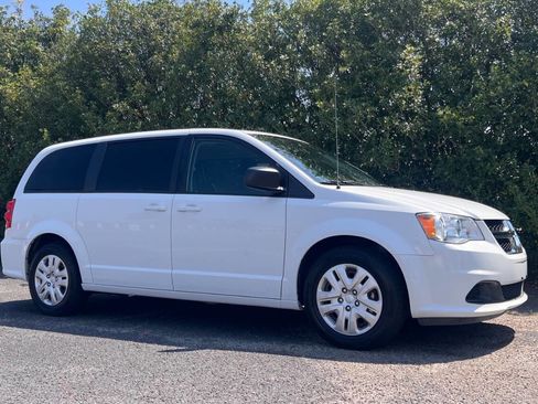 Used 2018 Dodge Grand Caravan SE w/ UConnect Hands-Free Group FWD image 9
