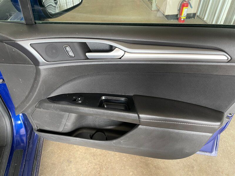 Used 2015 Ford Fusion SE FWD image 21