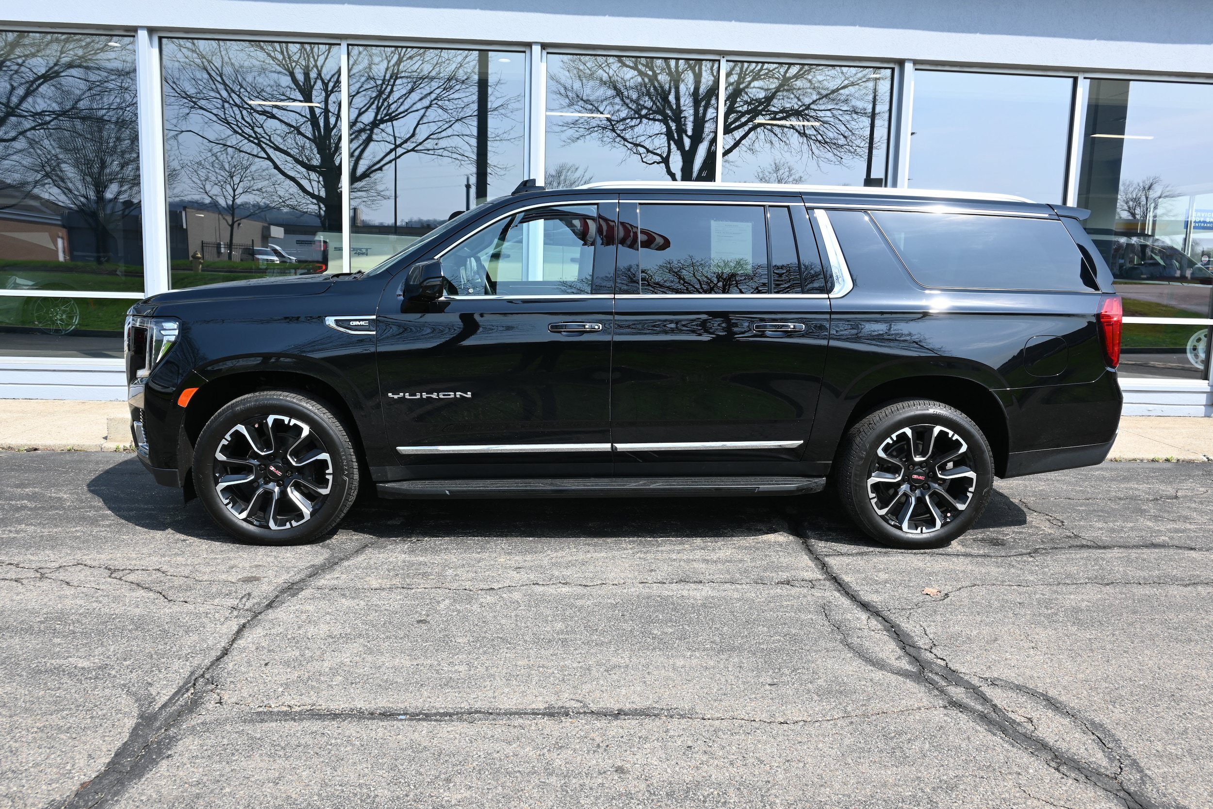 Used 2022 GMC Yukon XL SLT w/ SLT Luxury Package AWD/4WD image 2