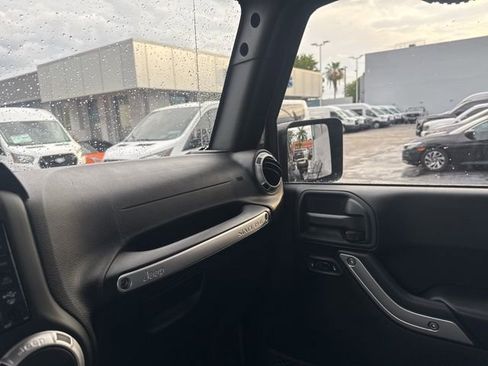 Used 2016 Jeep Wrangler Unlimited Rubicon w/ Connectivity Group AWD/4WD image 11