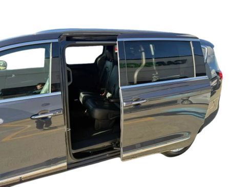 Used 2020 Chrysler Pacifica Touring-L FWD image 14