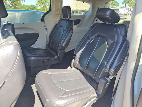 Used 2022 Chrysler Pacifica Touring-L FWD image 13