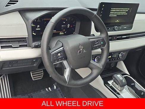 Used 2025 Mitsubishi Outlander AWD image 18