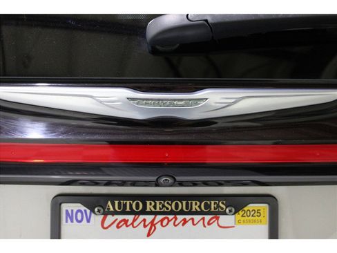 Used 2021 Chrysler Pacifica Touring-L image 18