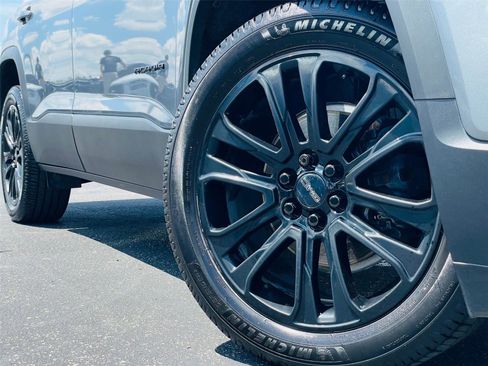 Used 2022 GMC Acadia SLT w/ Elevation Edition AWD/4WD image 2