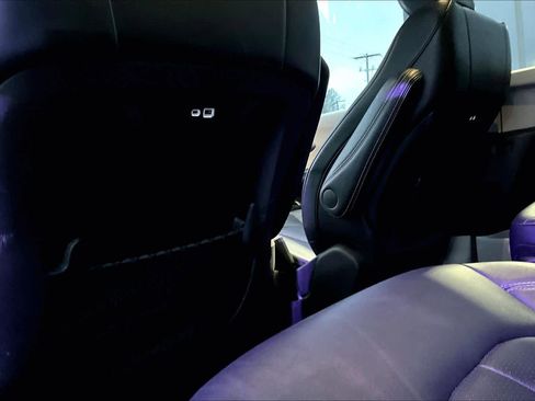 Used 2024 Chrysler Pacifica Select image 12