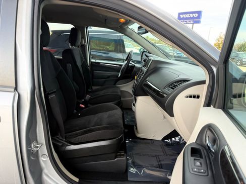 Used 2018 Dodge Grand Caravan SE w/ UConnect Hands-Free Group image 23