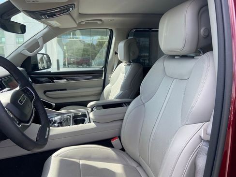 Used 2024 Jeep Wagoneer 4WD w/ Premium Group I image 11