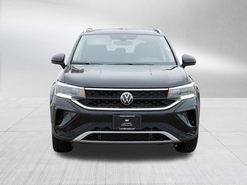 Used 2024 Volkswagen Taos SE image 2