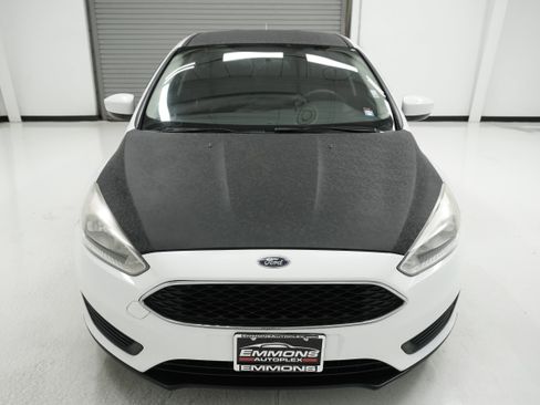 Used 2018 Ford Focus SE image 2