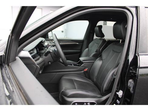 Used 2022 Jeep Grand Cherokee Overland w/ Luxury Tech Group IV AWD/4WD image 9
