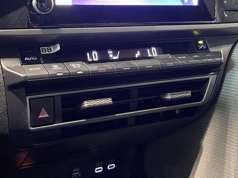 Used 2025 Toyota Camry SE AWD/4WD image 22