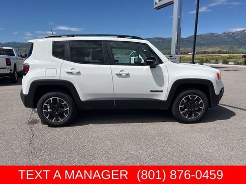 Used 2023 Jeep Renegade Latitude w/ Sun/Sound Group AWD/4WD image 2