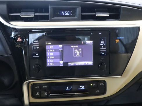 Used 2018 Toyota Corolla LE image 27