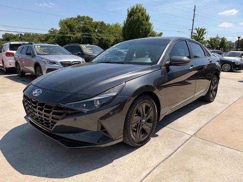 Used 2022 Hyundai Elantra SEL w/ Preferred Accessory Package FWD image 17