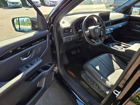 Used 2025 Honda Pilot TrailSport image 21