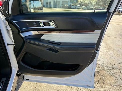 Used 2017 Ford Explorer Platinum image 22