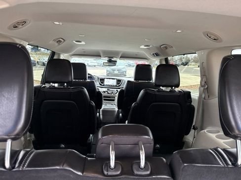 Used 2023 Chrysler Pacifica Touring-L image 19
