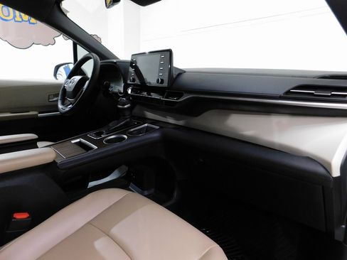 Used 2021 Toyota Sienna XLE image 92