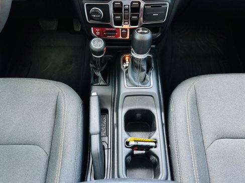 Used 2024 Jeep Wrangler Unlimited AWD/4WD image 23