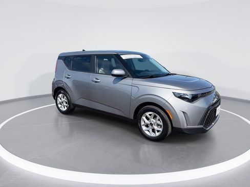 Used 2025 Kia Soul LX w/ LX Technology Package FWD image 2