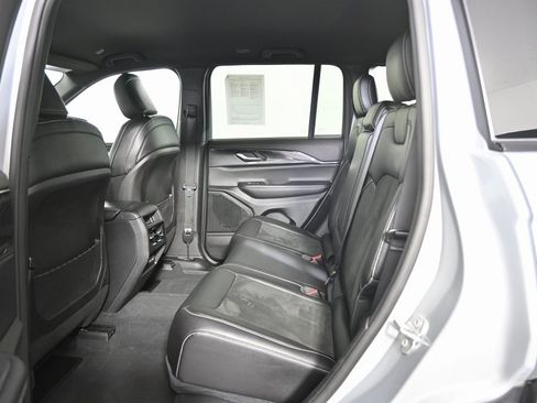 Used 2023 Jeep Grand Cherokee Altitude image 17