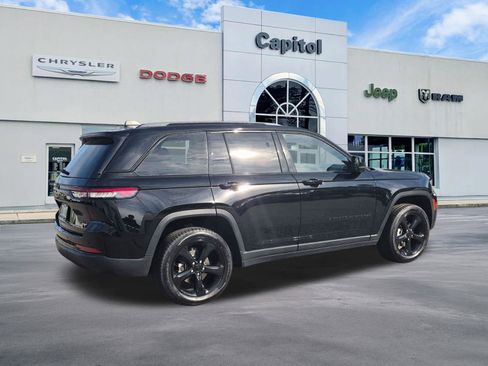 Used 2023 Jeep Grand Cherokee Altitude AWD/4WD image 3