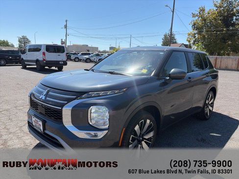 Used 2025 Mitsubishi Outlander SE AWD/4WD image 3