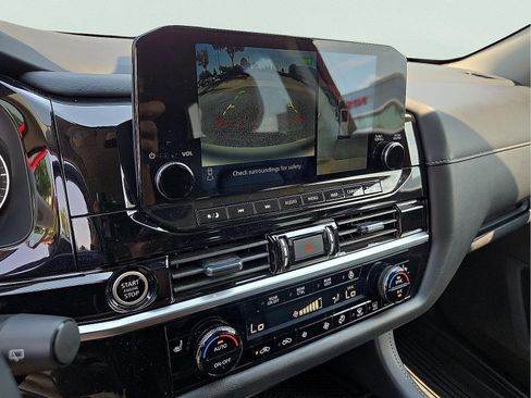 Used 2024 Nissan Pathfinder SL image 17