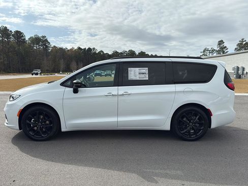 New 2026 Chrysler Pacifica Select w/ S Appearance Package image 5