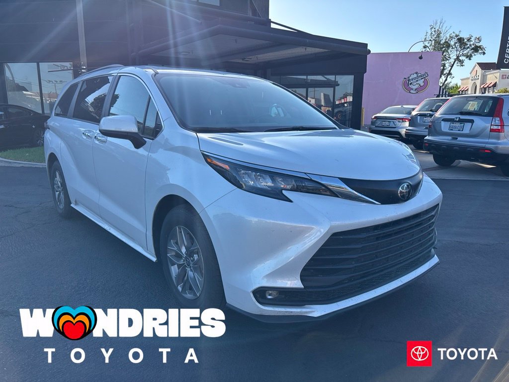Used 2026 Toyota Sienna XLE FWD image 1
