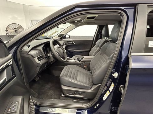New 2026 Mitsubishi Outlander SE image 14