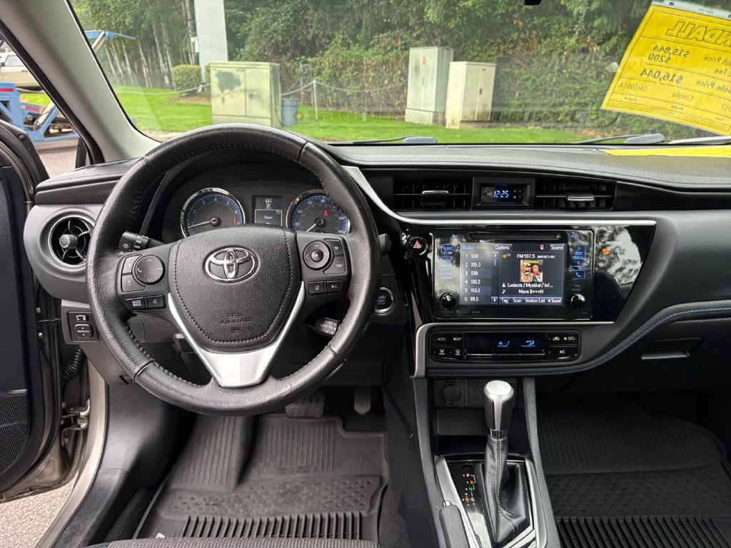 Used 2017 Toyota Corolla SE w/ SE Premium Package FWD image 18